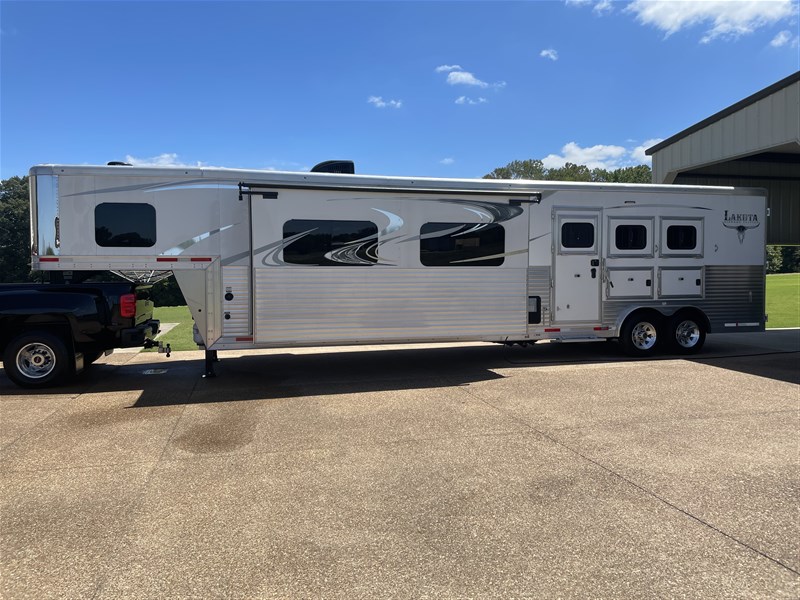 2019 Lakota 8317glq