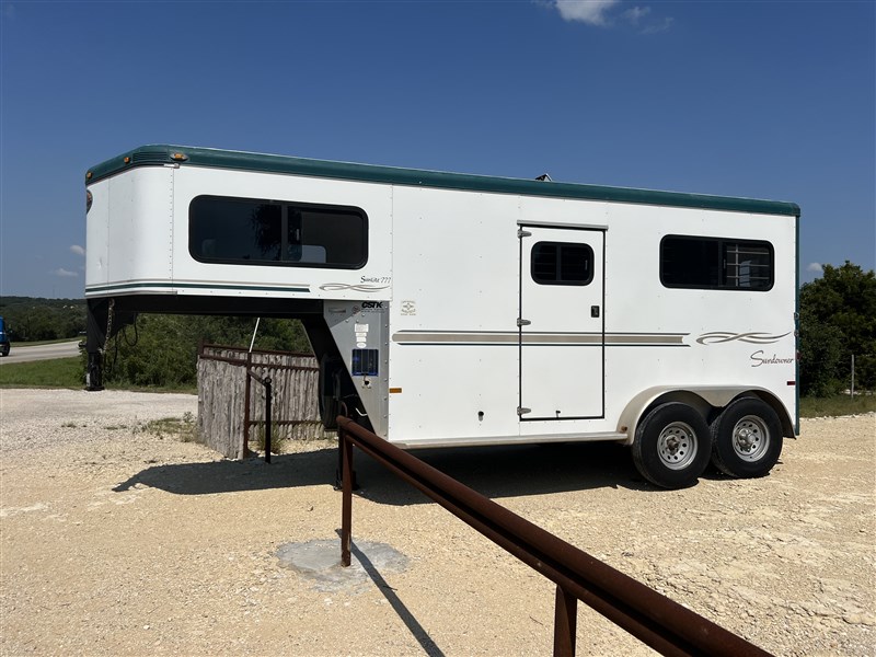 2005 Sundowner gooseneck with hydraulic jack