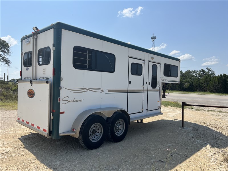 2005 Sundowner gooseneck with hydraulic jack