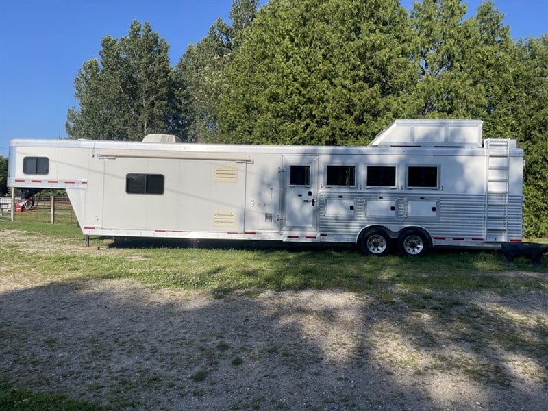 2017 Sierra 8' wide 4 horse w/ 17' short wall