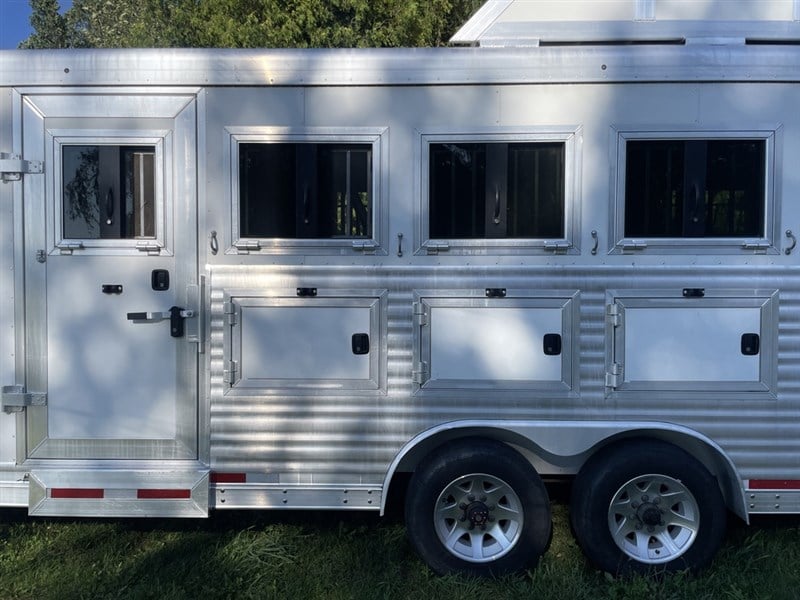 2017 Sierra 8' wide 4 horse w/ 17' short wall