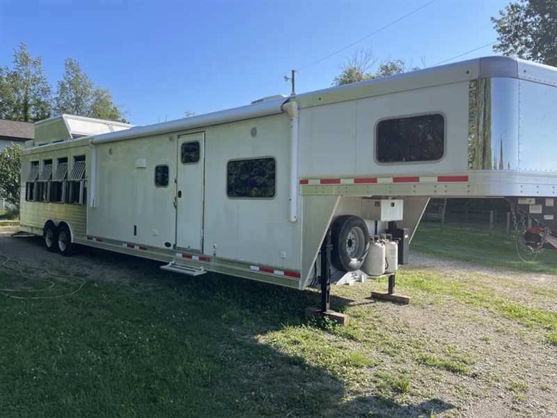 2017 Sierra 8' wide 4 horse w/ 17' short wall