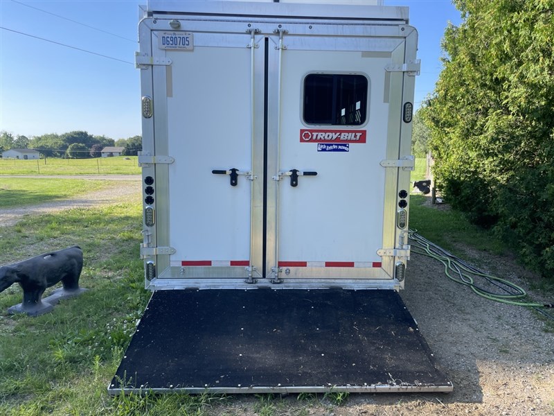 2017 Sierra 8' wide 4 horse w/ 17' short wall