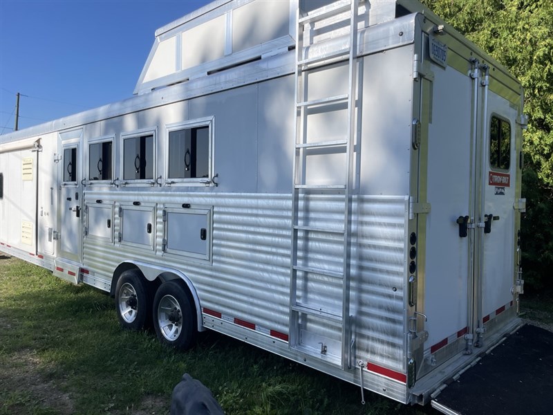 2017 Sierra 8' wide 4 horse w/ 17' short wall