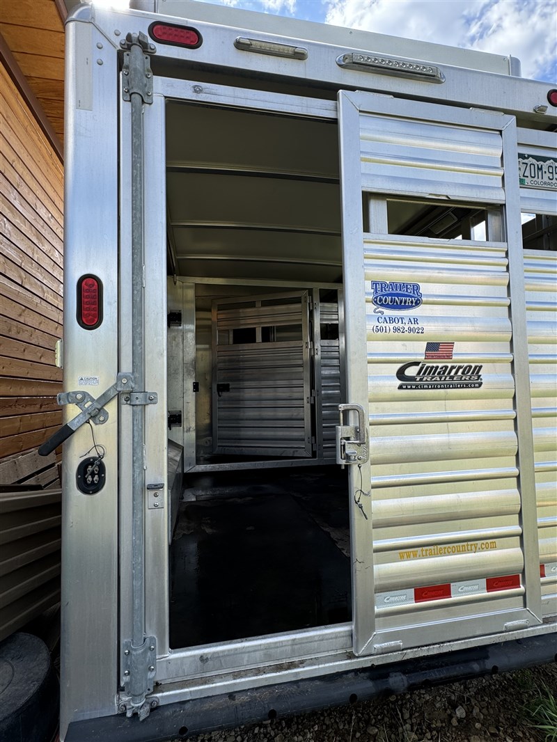 2016 Cimarron horse trailer w living quarters