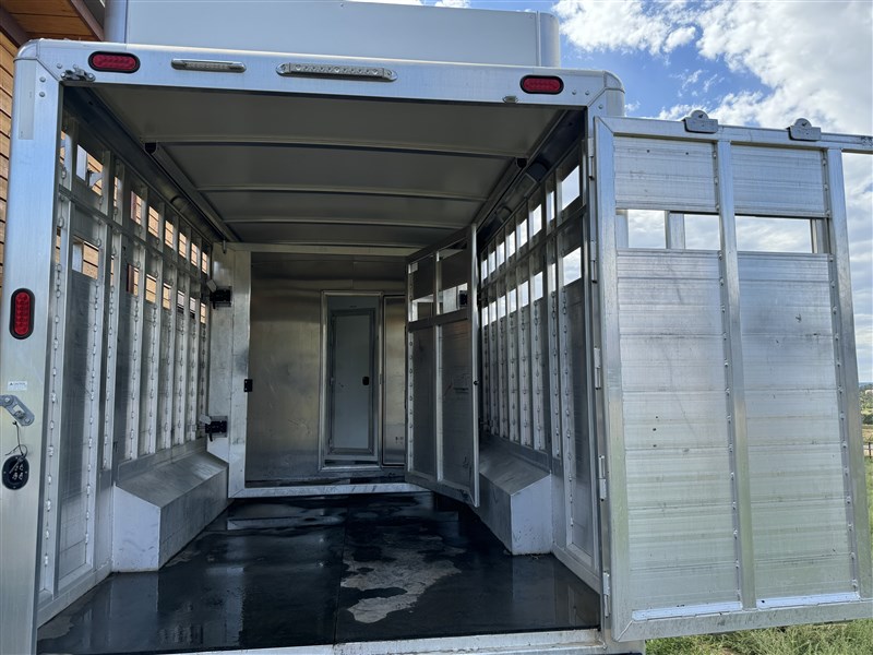 2016 Cimarron horse trailer w living quarters