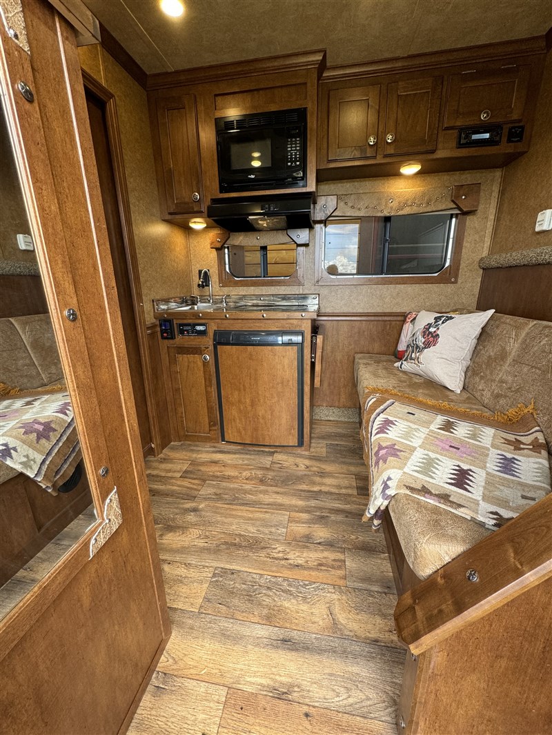 2016 Cimarron Horse Trailer w Living Quarters