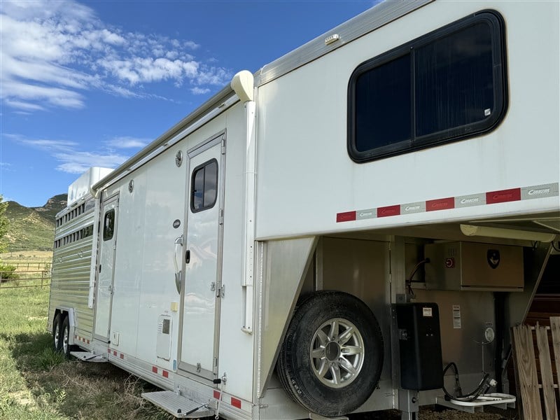 2016 Cimarron horse trailer w living quarters