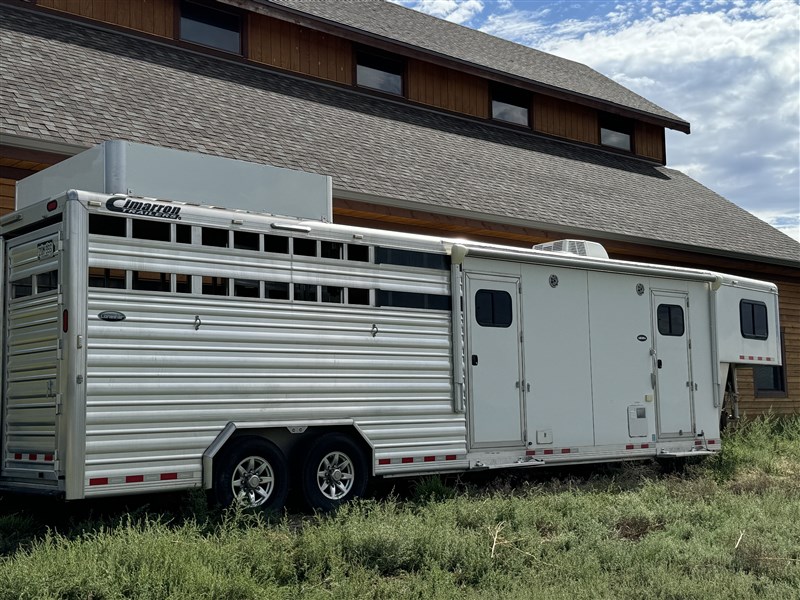 2016 Cimarron horse trailer w living quarters