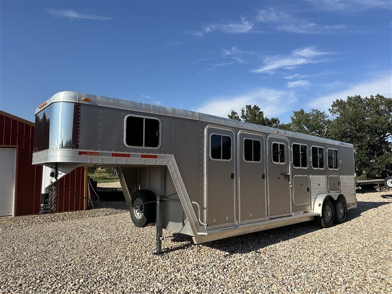 2004 Featherlite 4 horse mid tack