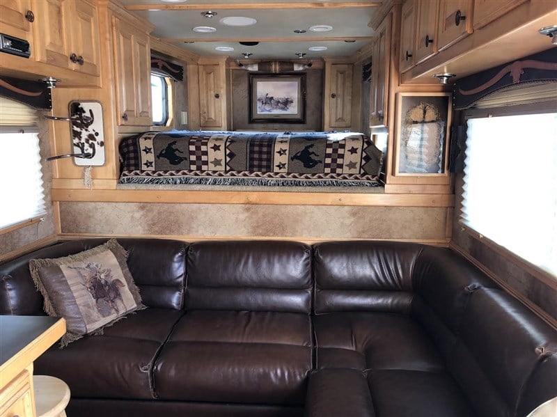 2005 4-star deluxe 3 horse 16' outlaw living quarters