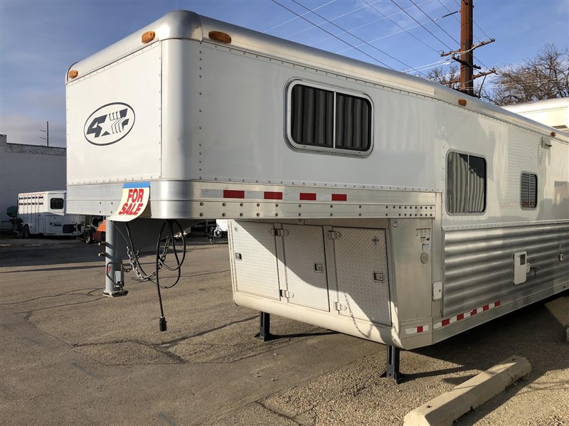 2005 4-star deluxe 3 horse 16' outlaw living quarters