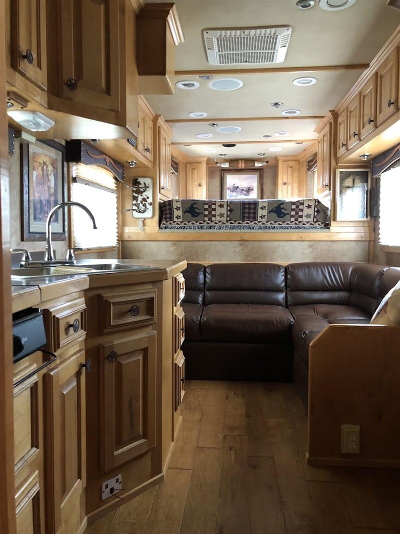 2005 4-star deluxe 3 horse 16' outlaw living quarters