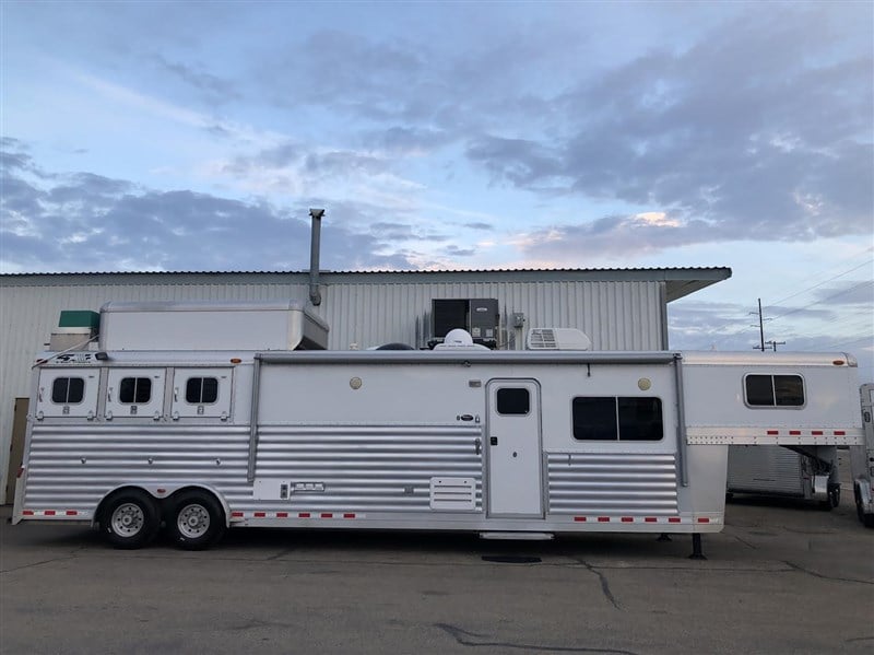 2005 4-star deluxe 3 horse 16' outlaw living quarters