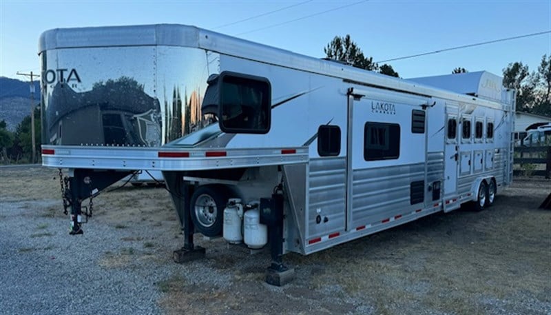 2021 Lakota charger side load 13' lq w/slide out & generator