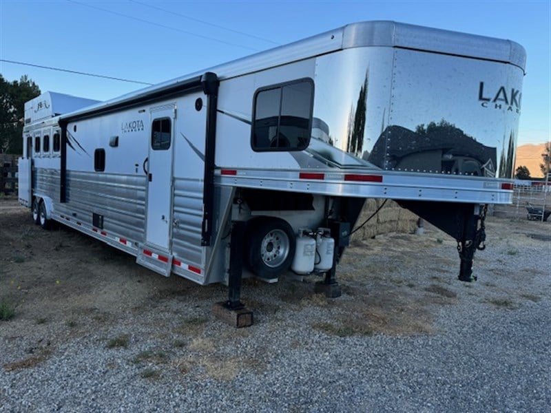 2021 Lakota charger side load 13' lq w/slide out & generator