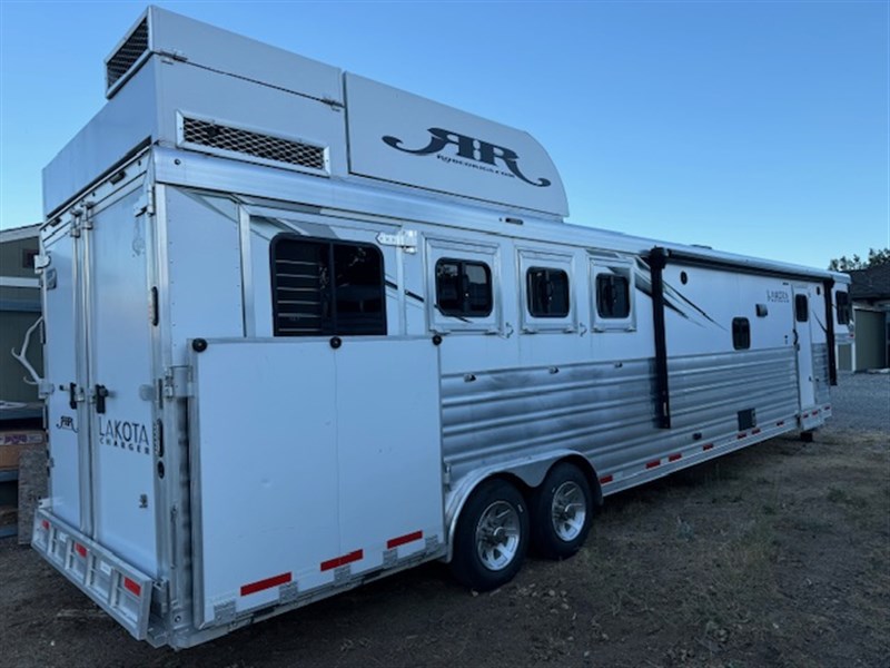 2021 Lakota charger side load 13' lq w/slide out & generator