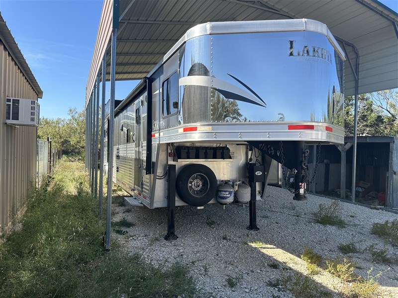 2019 Lakota Charger c8x18ce