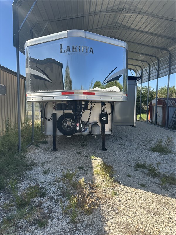 2019 Lakota Charger c8x18ce