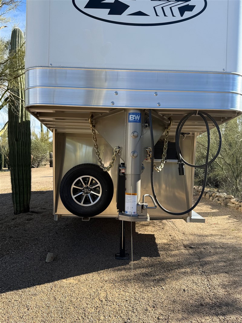 2024 4-star 4-star runabout 2+1 straight load gooseneck