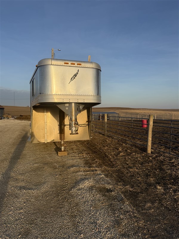 2004 Featherlite 4 horse
