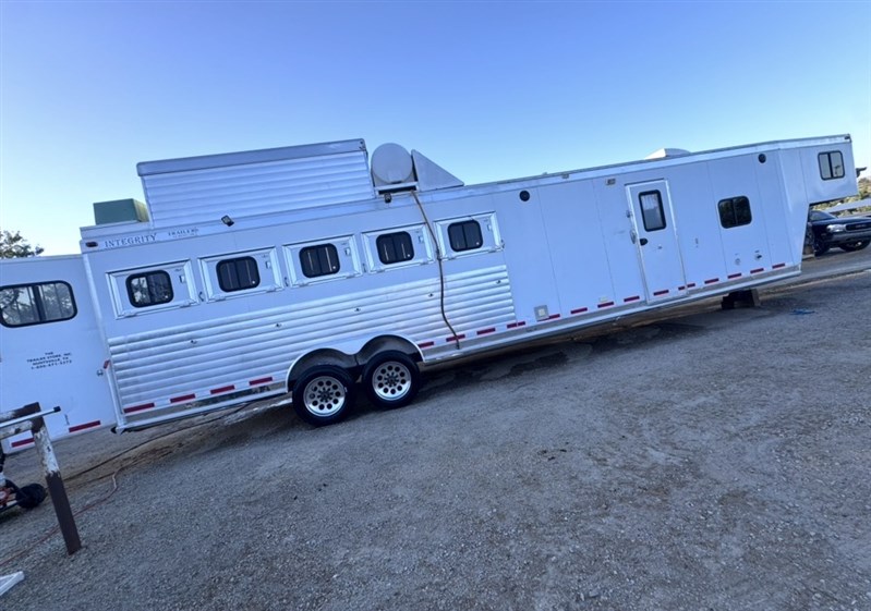2006 Integrity 5 horse lq