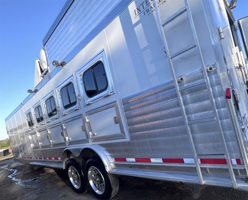 2006 Integrity 5 horse lq