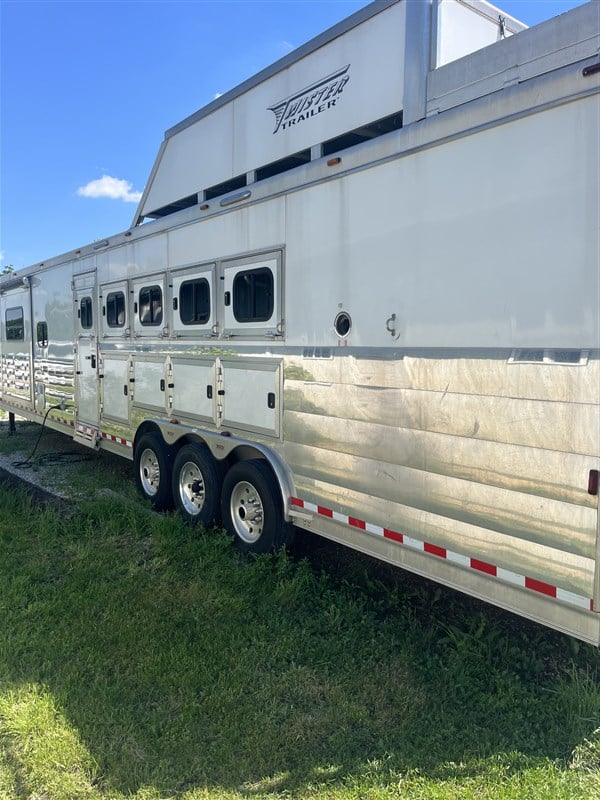 2022 Twister Trailer 5 horse slide/ huge hay loft