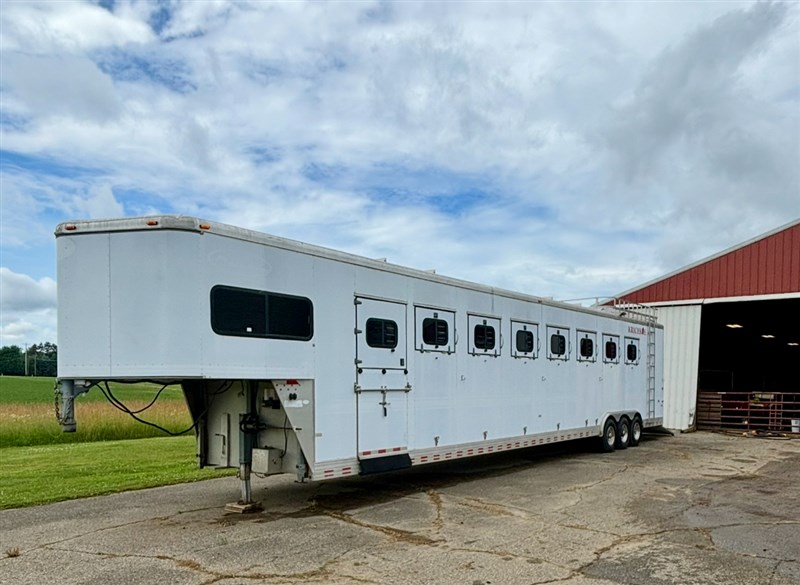 1999 Sundowner horse trailer