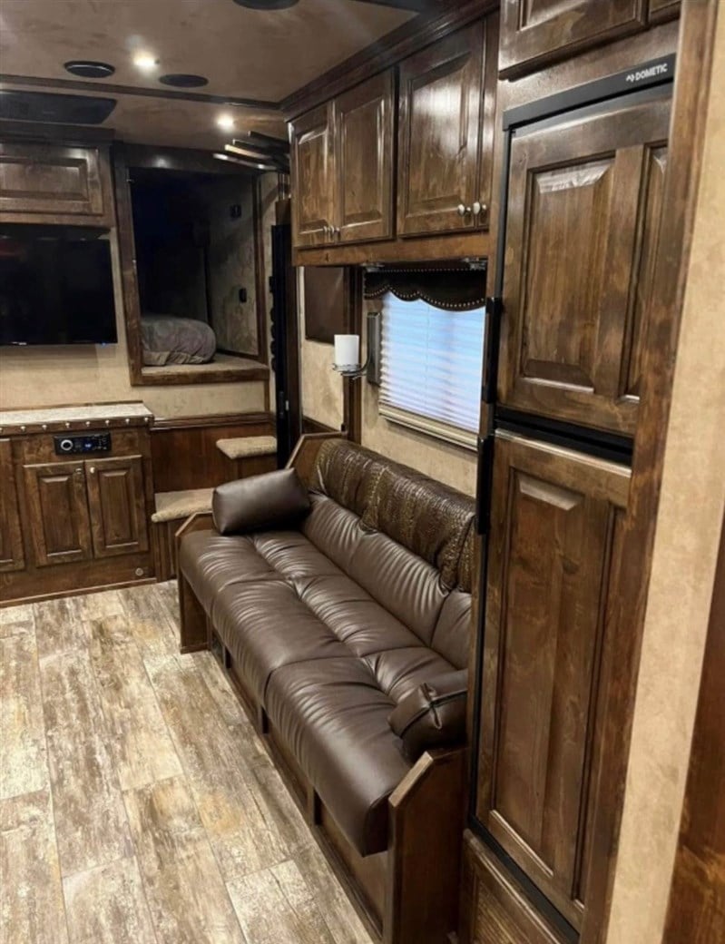 2020 Bloomer 5h 17'6 sw slide out with new diesel generator