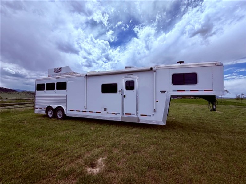 2019 Logan Coach 812