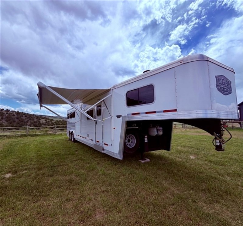 2019 Logan Coach 812