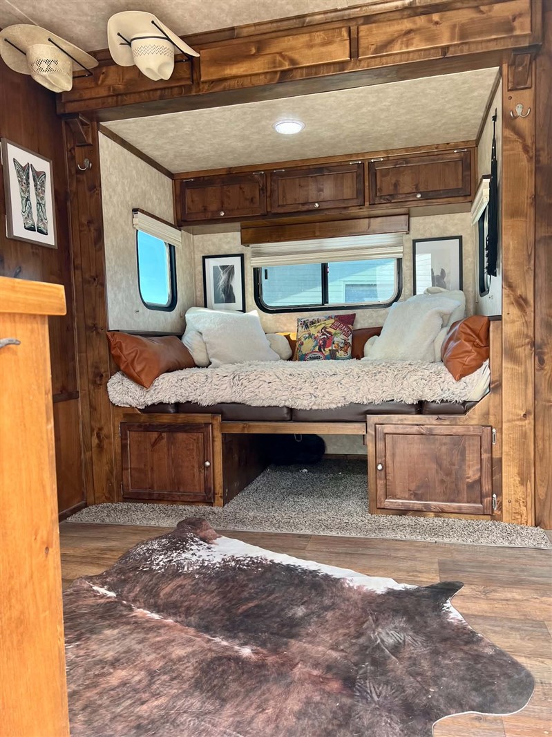 2019 Logan Coach 812