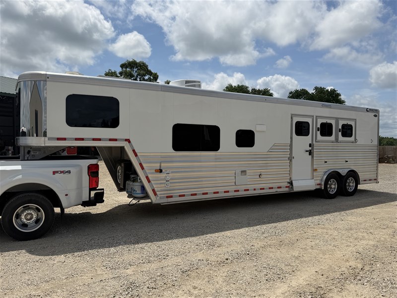 2023 Cimarron 3 horse