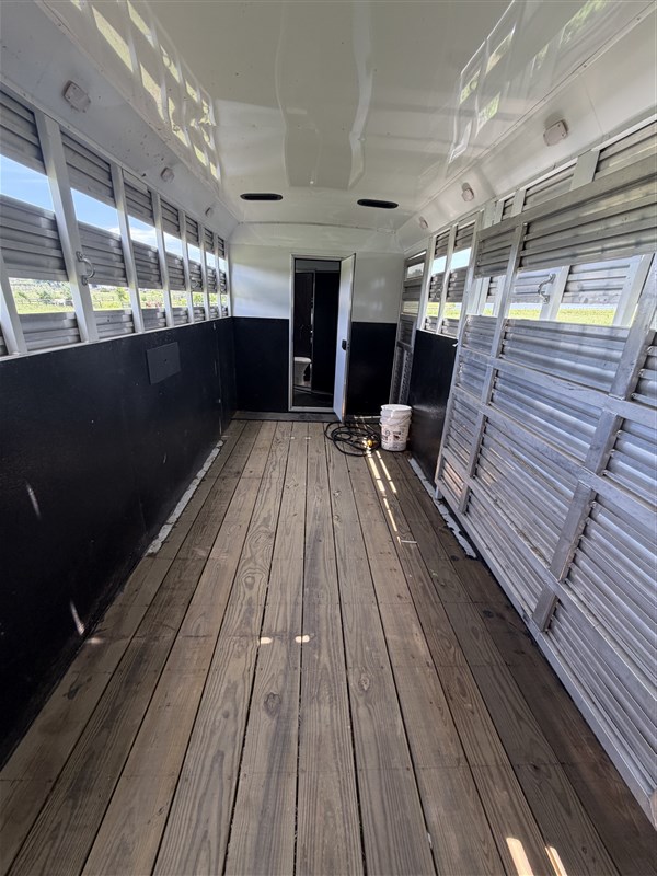Trailer Photo 19