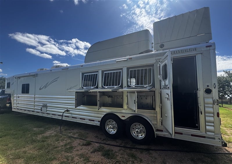 2016 Platinum Coach 16’ sw 4h reverse load with slide out