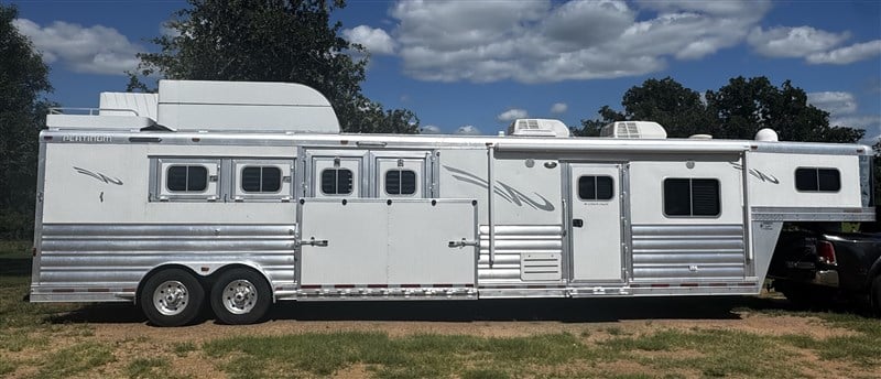 2016 Platinum Coach 16’ sw 4h reverse load with slide out