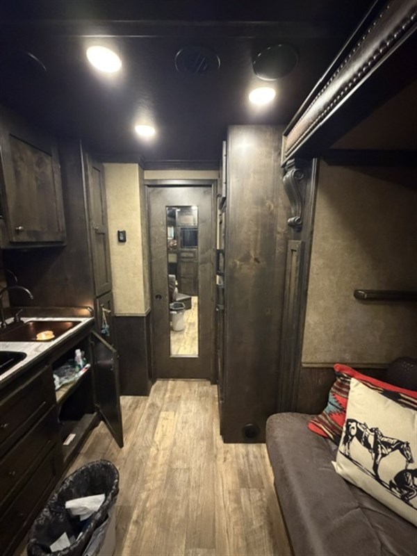 Trailer Photo 11