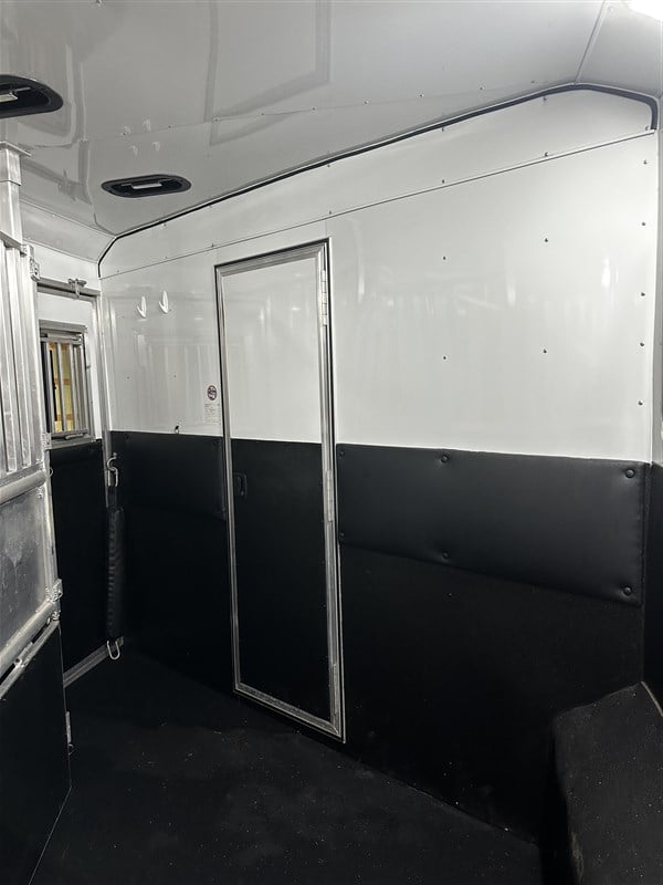 Trailer Photo 17