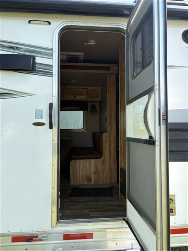 Trailer Photo 4