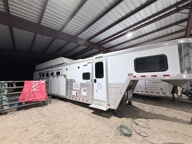 2014 Cimarron 5 horse living quarters 