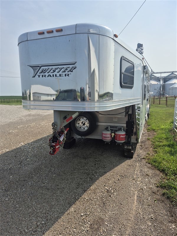 2020 Twister 5 horse with living quarters 