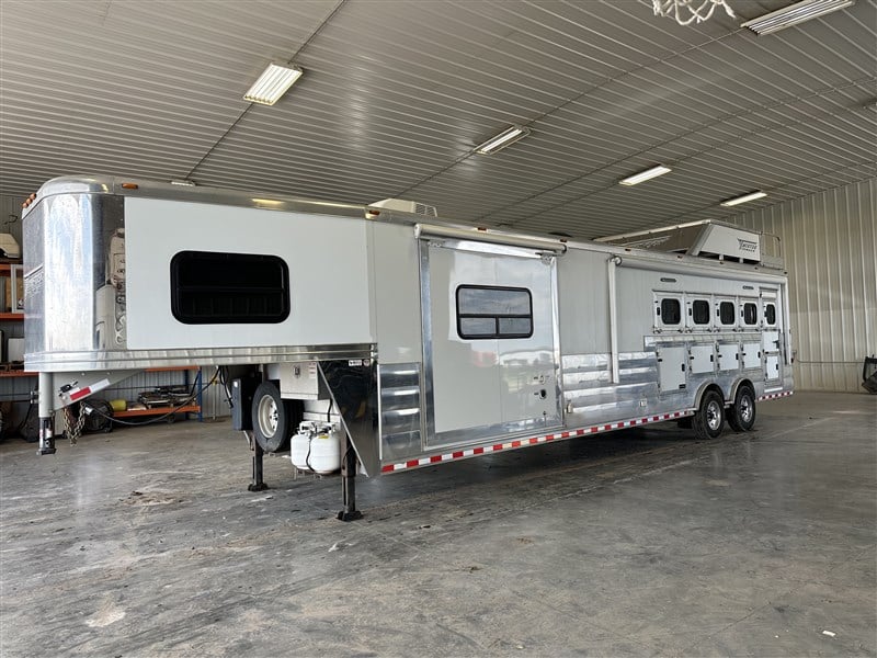 2021 Twister 5 horse reverse load Dexter air ride trail boss LQ