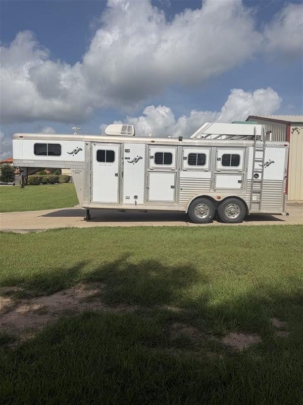2013 Platinum 3 Horse Weekend package living quarters