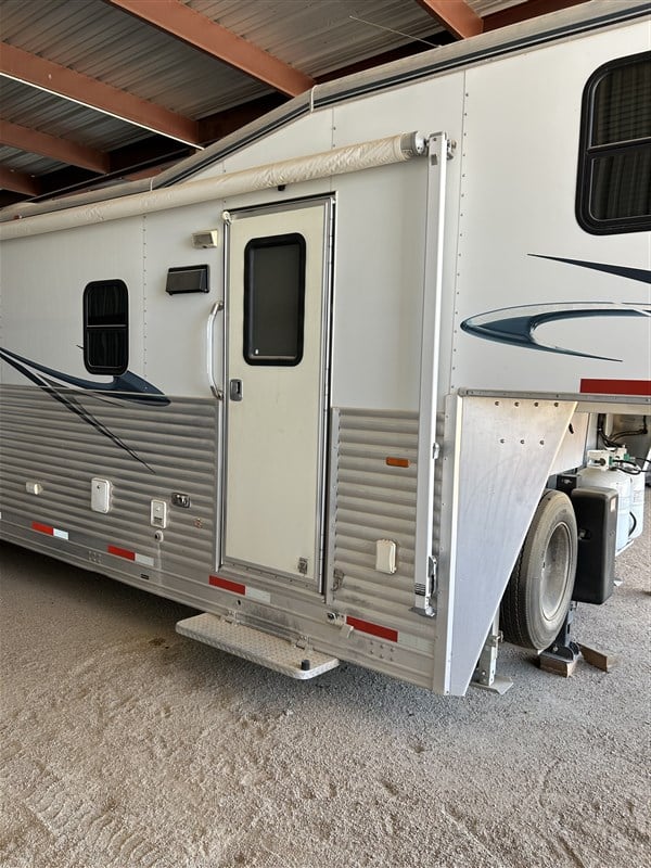 2006 SilverLite 4-Horse Living Quarters
