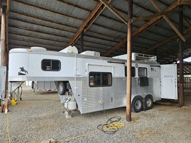 2008 Exiss 2 Horse with Living Quarters 