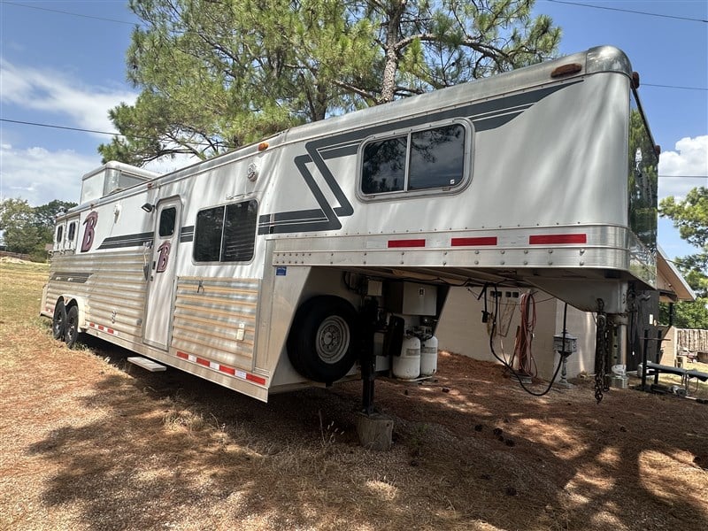 2004 4 Star Deluxe 2 horse 17’ Outlaw Conversion 