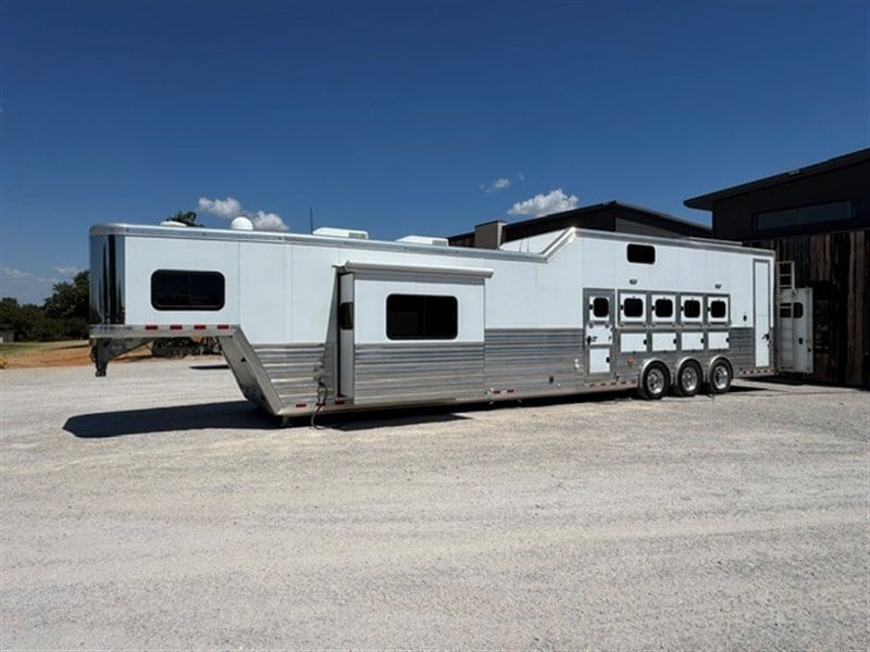 2019 Cimarron 5 Horse Loft w/ 19' Outlaw Converaion