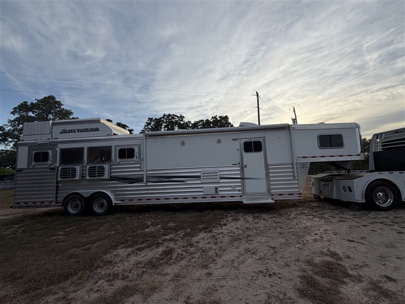 2022 Elite 4 horse living quarters 