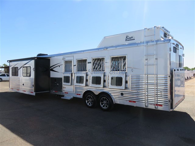 2018 Bison Premiere 17ft SW 4 Horse Living Quarter Loaded Up